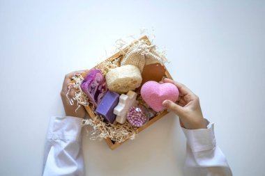 Kişisel bakım paketi hazırlanıyor. Plastiksiz sıfır atık ürünlü mevsimlik hediye kutusu. Şükran Günü, Noel ve anneler günü için aile ve arkadaşlar için çevre dostu sepet. Düz yatıyordu. Boşluğu kopyala