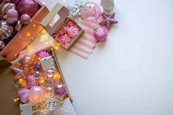 Підготовка Пакету Самодопомоги Сезонна Подарункова Коробка Різдвяними Кульками Прикрасами Свята — стокове фото