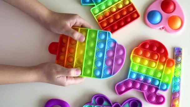 Las Manos Los Niños Juegan Juguete Arco Iris Popular Entre — Vídeos de Stock