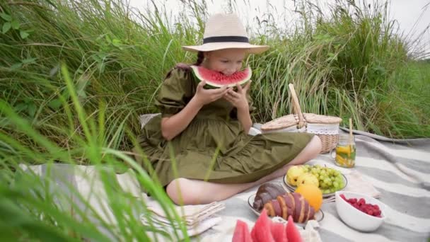 Chica Aire Libre Comiendo Pedazo Picnic Sandía Adolescente Pasa Tiempo — Vídeos de Stock