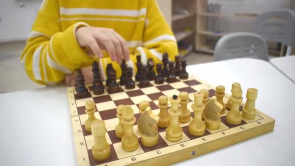 Dívka Pruhovaném Žlutém Svetru Hraje Šachovou Hru Dřevěné Šachovnici Drží — Stock video