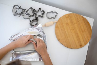 Polimer kilden çocuk heykelleri. Yeni yıl oyuncağı yaratma süreci. Noel konsepti