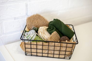 Kişisel bakım paketi hazırlanıyor. Plastiksiz sıfır atık ürünlü mevsimlik hediye kutusu. Şükran Günü, Noel ve anneler günü için aile ve arkadaşlar için çevre dostu sepet. Düz yatıyordu. Boşluğu kopyala