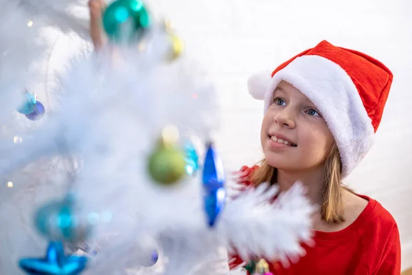 Ragazza Pigiama Sta Decorando Albero Natale Bianco Cappello Babbo Natale Immagine Stock