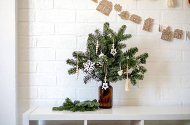Noel ağacı dalı için İskandinav dekoru. Sıfır kayıp tatil konsepti. Bilinçli tüketim.
