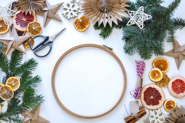 Nordman köknar dallarından Noel çelengi yaratma süreci. Sıfır atık dekorasyon kavramı. Çevre dostu dekor