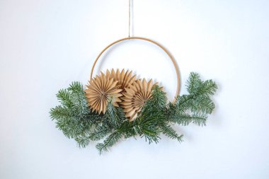 Dekoratif duvar süslemesi sıfır atık. Minimalist köylü tarzı. Nordman köknar dalı. Beyaz arkaplan