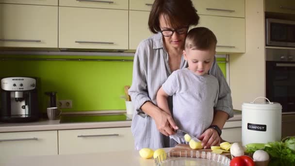 Garçon Enfant Aide Mère Cuisiner Ratatouille Légumes Debout Dans Cuisine — Video