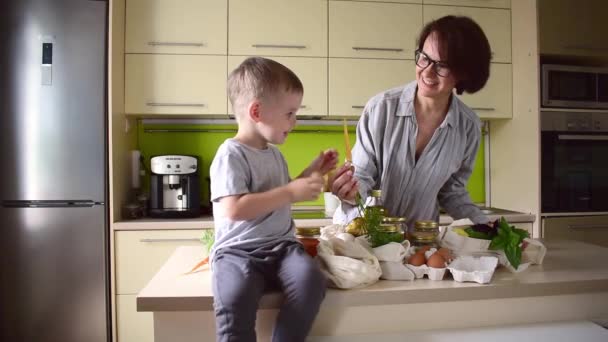 Volwassen Moeder Voedt Haar Zoon Met Noten Keuken Milieuvriendelijk Winkelen — Stockvideo