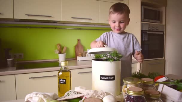 Enfant Garçon Met Gaspillage Alimentaire Dans Une Poubelle Compost Tri — Video