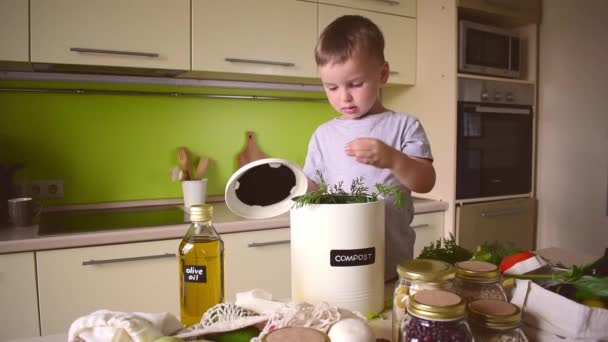 Niño Niño Pone Desperdicio Comida Cubo Compost Clasificación Residuos Concepto — Vídeo de stock