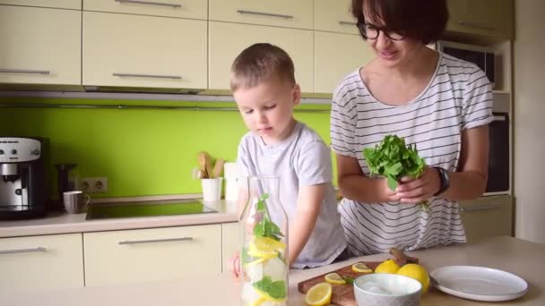 Die Erwachsene Frau Bereitet Mit Ihrem Sohn Limonade Kaltes Getränk — Stockvideo