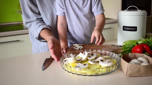 Chlapec Dítě Pomáhá Jeho Mámě Vařit Zeleninu Ratatouille Stojící Kuchyni — Stock video