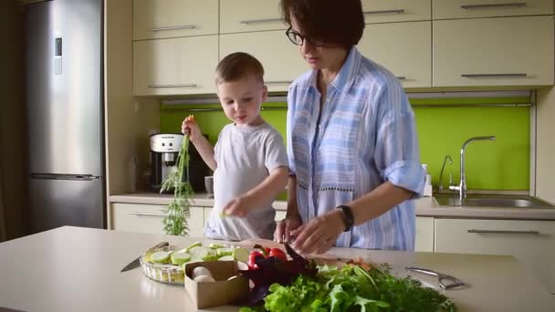 Madre Adulta Alimenta Hijo Con Nueces Cocina Compras Ecológicas Bolsas — Vídeos de Stock