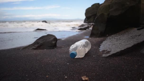 Śmieci Wyrzucone Brzeg Morza Koncepcja Zanieczyszczenia Środowiska Problem Ekologiczny Zakłócenie — Wideo stockowe