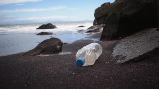 Sampah Dibuang Pantai Konsep Polusi Lingkungan Masalah Ekologi Mengganggu Ekosistem — Stok Video