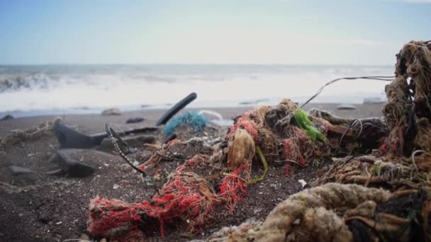 Sampah Dibuang Pantai Konsep Polusi Lingkungan Masalah Ekologi Mengganggu Ekosistem — Stok Video