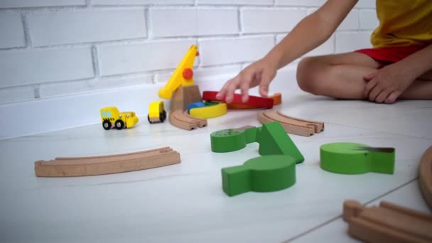 Kinderen Spelen Met Houten Spoorweg Kind Met Speelgoedtrein Leuke Jongen — Stockvideo