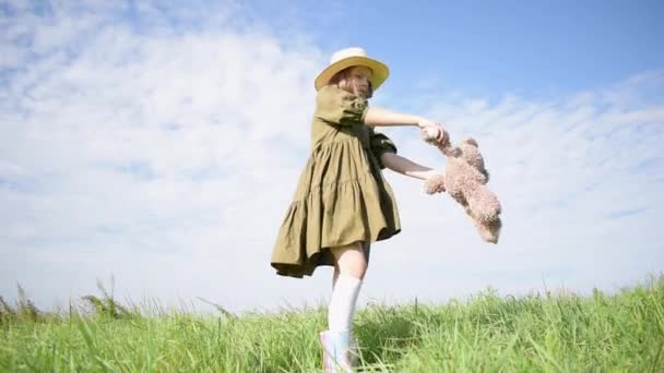 Enfant Fille Dansant Avec Ours Peluche Sur Terrain Fond Bleu — Video