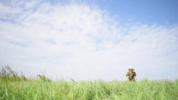Κορίτσι Τρέχει Ένα Χωράφι Πράσινο Γρασίδι Κρατώντας Ένα Αρκουδάκι Στα — Αρχείο Βίντεο