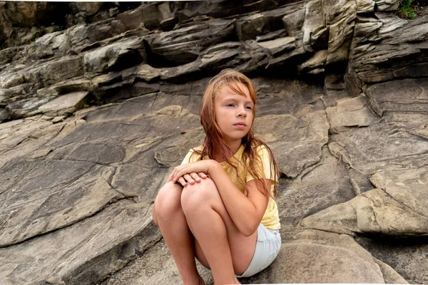 Child Girl Sits Stones Hugging Her Knees Adventure Sea Dreamy — Stock fotografie