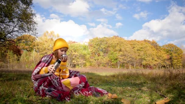 Close Girl Hiking Traveler Drinking Hot Tea Relaxing Fall Forest — Vídeo de Stock