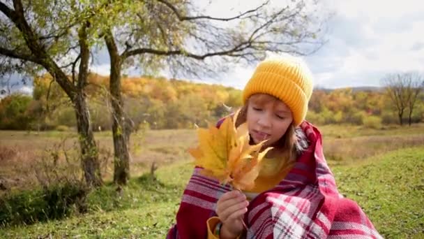 Девочка Накрылась Клетчатым Одеялом Осеннем Лесу Люди Едины Природой Концепция — стоковое видео