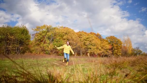 Jedna Dziewczyna Biegnie Polu Jesienną Trawą Ludzie Jednością Naturą Koncepcja — Wideo stockowe