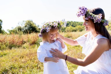 Anne ve kızı sır saklar. Annelik bakımı. Bir çocukla oynamak..