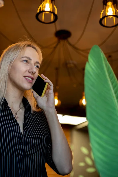 Beyaz Gömlekli Genç Bayan Telefonda Konuşuyor Teknolojinin Kavramsal Kullanımı Yemek — Stok fotoğraf