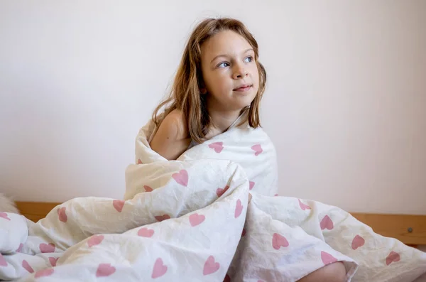 Chica Despertó Cama Temprano Mañana Sonríe Ropa Cama Blanca Con —  Fotos de Stock