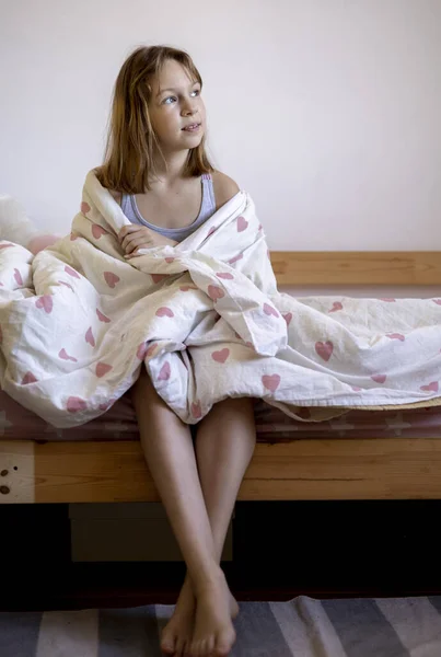 Flickan Vaknade Tidigt Morgonen Och Log Vitt Sänglinne Med Hjärtan — Stockfoto