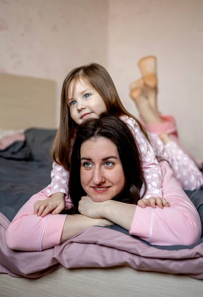 母の日 ベッドに横になりながら抱きつく母と娘 親のケアの概念 公開の母親と愛情 — ストック写真