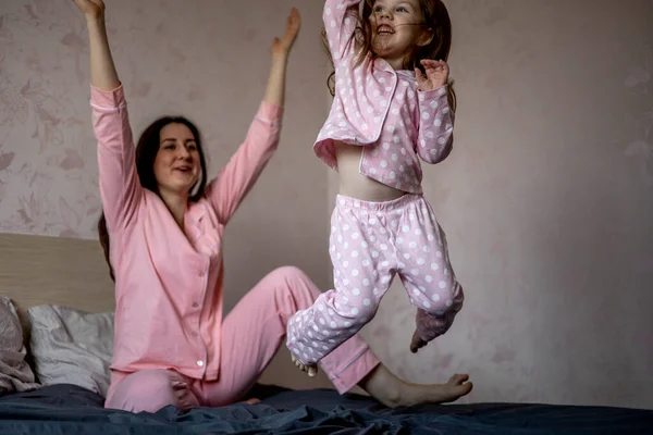 Feliz Amor Mamá Hija Están Jugando Casa Día Madre Feliz — Foto de Stock