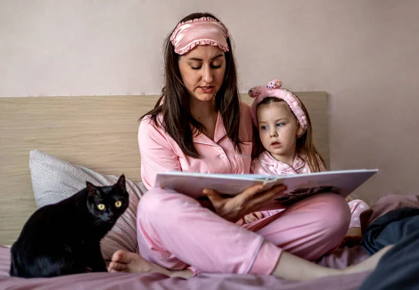 Annemden Çocuğa Kitap Okuyor Erken Eğitim Okuma Yazma Öğrenimi Mutlu — Stok fotoğraf