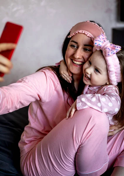 Anneler Günü Pijamalı Mutlu Anne Kız Yatakta Akıllı Telefonlu Selfie — Stok fotoğraf