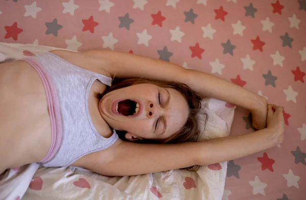 Chica Despertó Cama Temprano Mañana Estiró Ropa Cama Blanca Con Imagen de stock