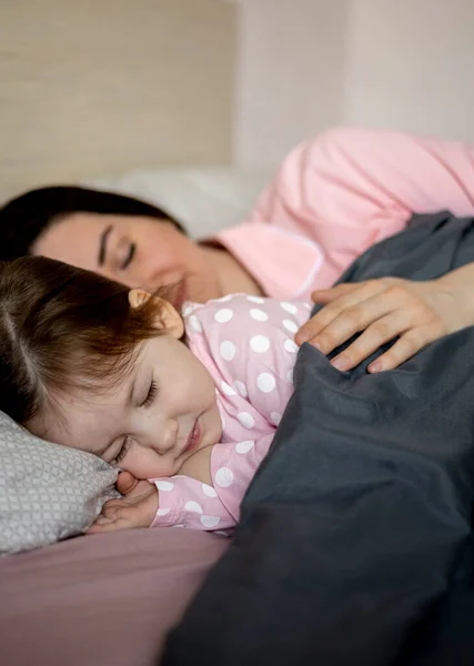 Hermosa Madre Pijama Durmiendo Cama Abrazando Hijita Familia Feliz Mañana Fotos de stock