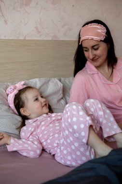 Mutlu aşklar. Anne ve kızı evde oynuyorlar. Anneler Günü. Evde mutlu aile zamanları. Gizli çocukluk yaşam tarzı.