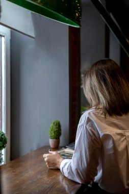 Genç bayan bir dergi okuyor. İş elbisesi. Ofis çalışanı.