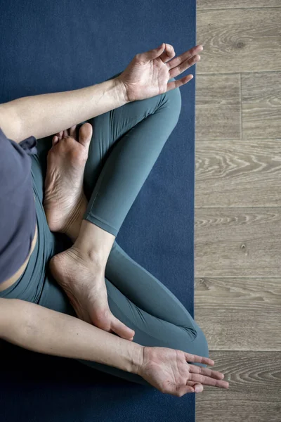 Girl Sportswear Sits Lotus Position Meditative State Wellness Concept Mental — Stock Photo, Image