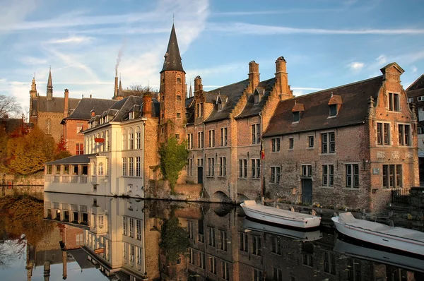 Gebäude am Kanal in Brügge, Belgien lizenzfreie Stockfotos