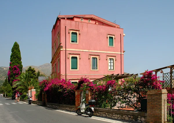 Barevné budovy v Taormině, Sicílie Royalty Free Stock Obrázky
