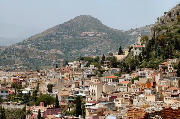 Taormina, Sizilien mit Bergen im Hintergrund Stockbild