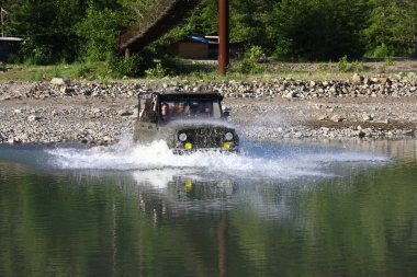 bir nehir boyunca hız bir jeep