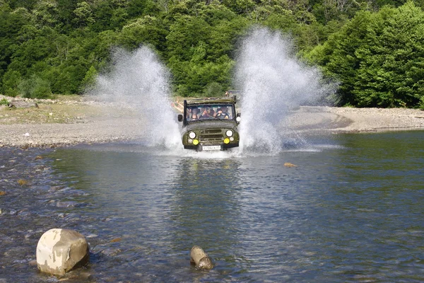 bir nehir boyunca hız bir jeep