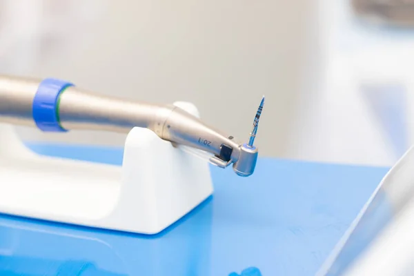 Un instrumento mecánico para la implantación se encuentra sobre la mesa en odontología. — Foto de Stock
