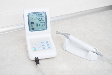 Kanal tedavisi için dişçi muayenehanesinde diş aletleri var. Yakın plan, endomotor.