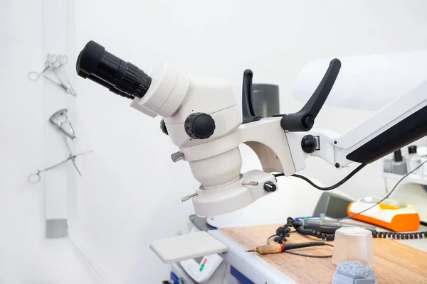 Microscopio in un laboratorio odontoiatrico, un posto di lavoro per tecnici in un laboratorio odontoiatrico — Foto Stock