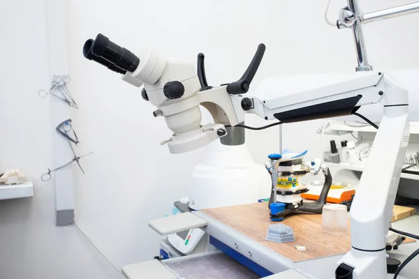 Microscopio en un laboratorio dental, un lugar de trabajo de técnicos en un laboratorio dental — Foto de Stock